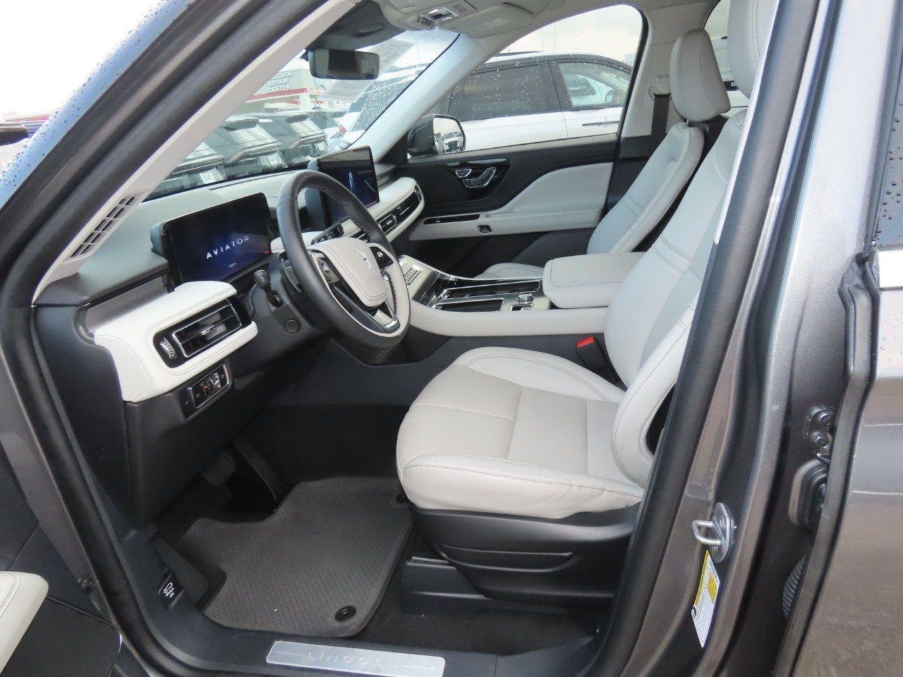 2025 Lincoln Aviator photo 27 of 34