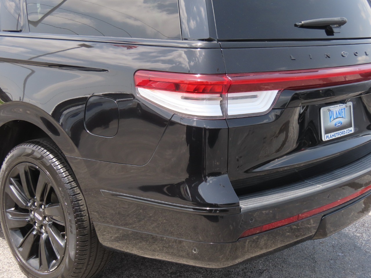 2022 Lincoln Navigator L Reserve Infinite Black Metallic Clearcoat at Planet Ford