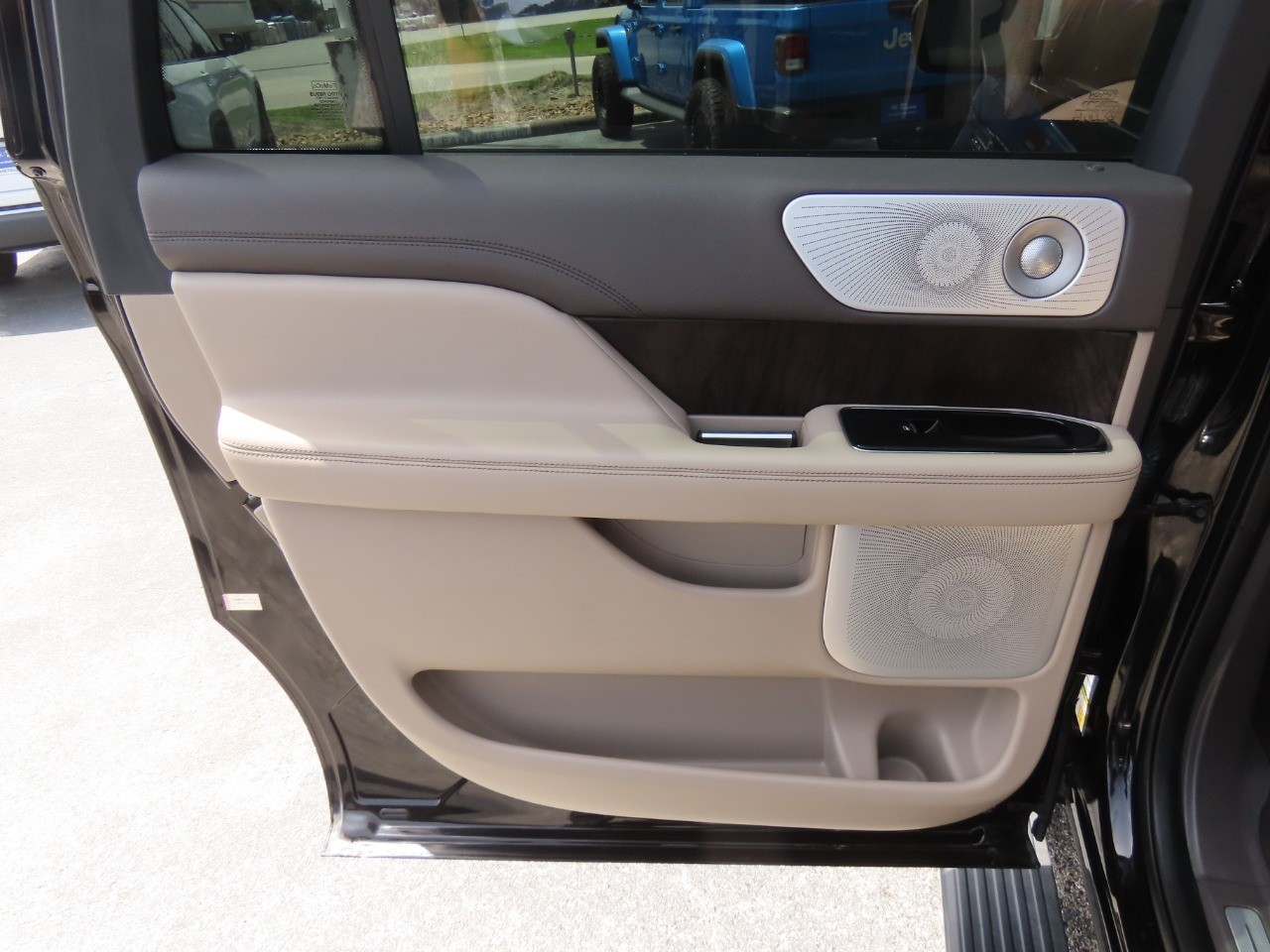 2022 Lincoln Navigator L Reserve Infinite Black Metallic Clearcoat at Planet Ford