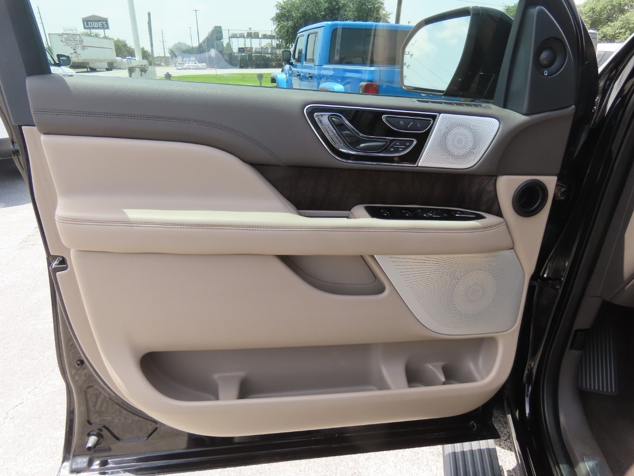 2022 Lincoln Navigator L Reserve Infinite Black Metallic Clearcoat at Planet Ford