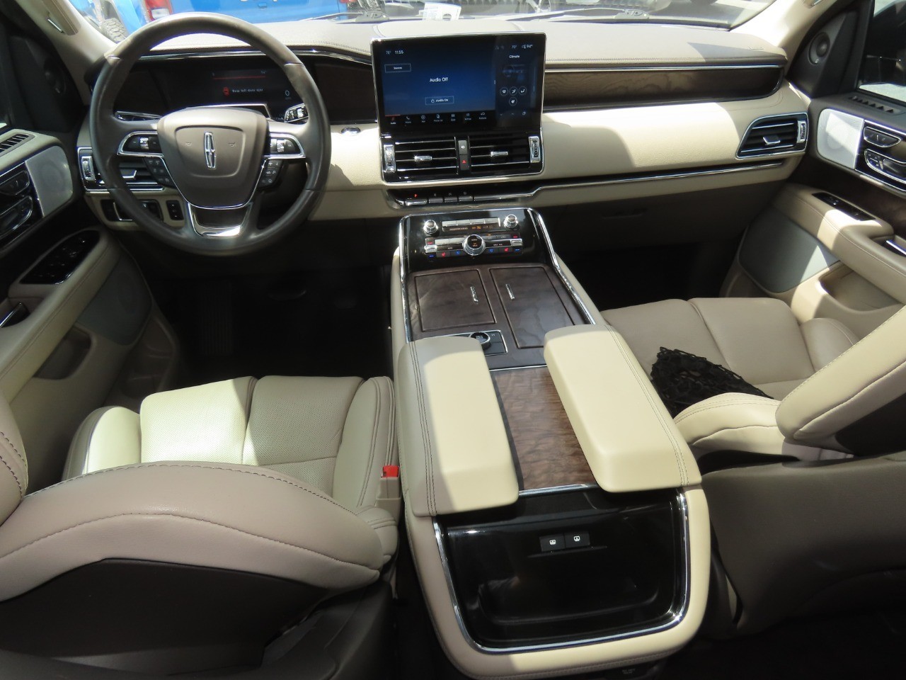 2022 Lincoln Navigator L Reserve Infinite Black Metallic Clearcoat at Planet Ford