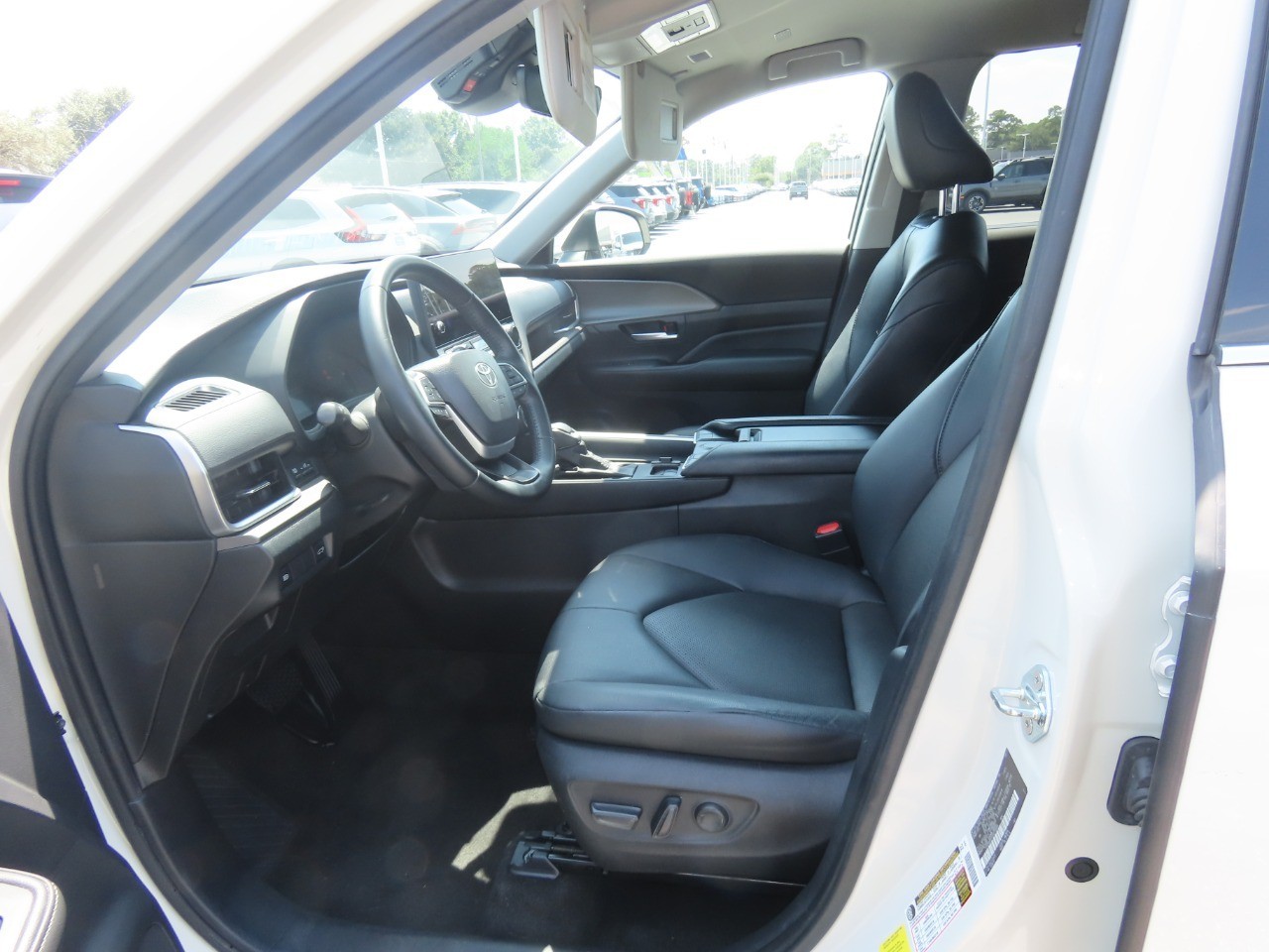 2024 Toyota Grand Highlander photo 27 of 34
