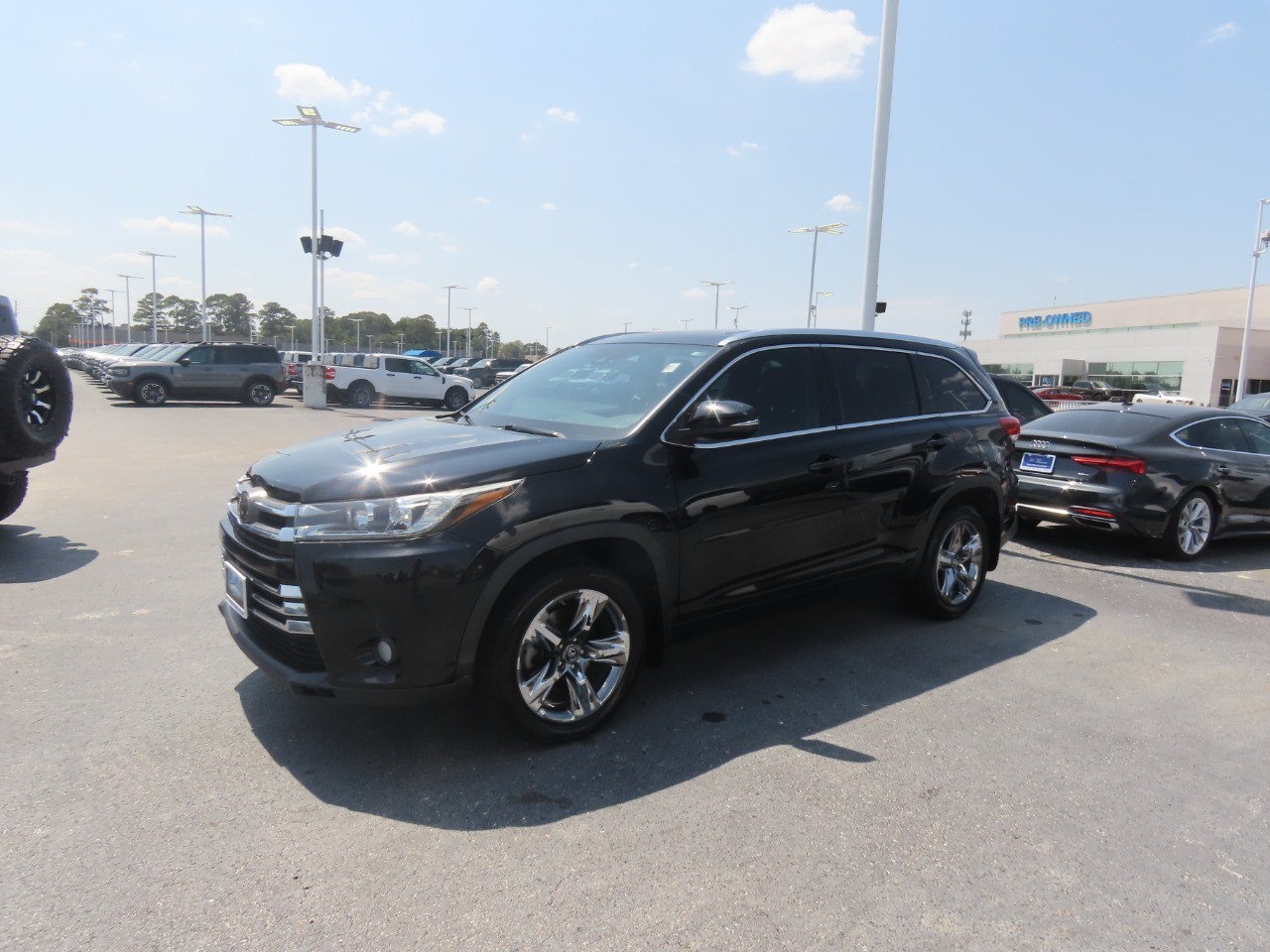 2018 Toyota Highlander photo 2 of 32