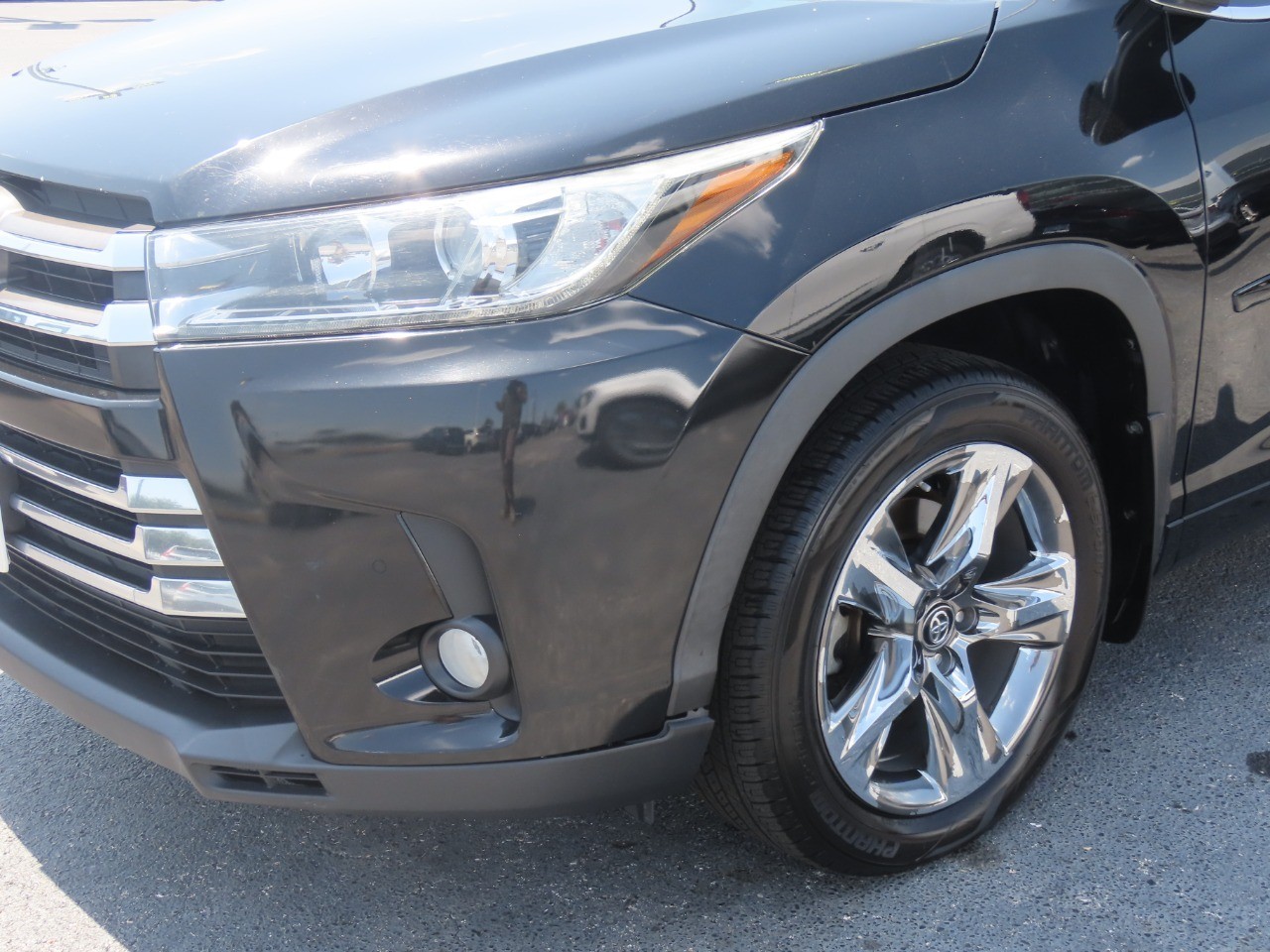 2018 Toyota Highlander photo 3 of 32