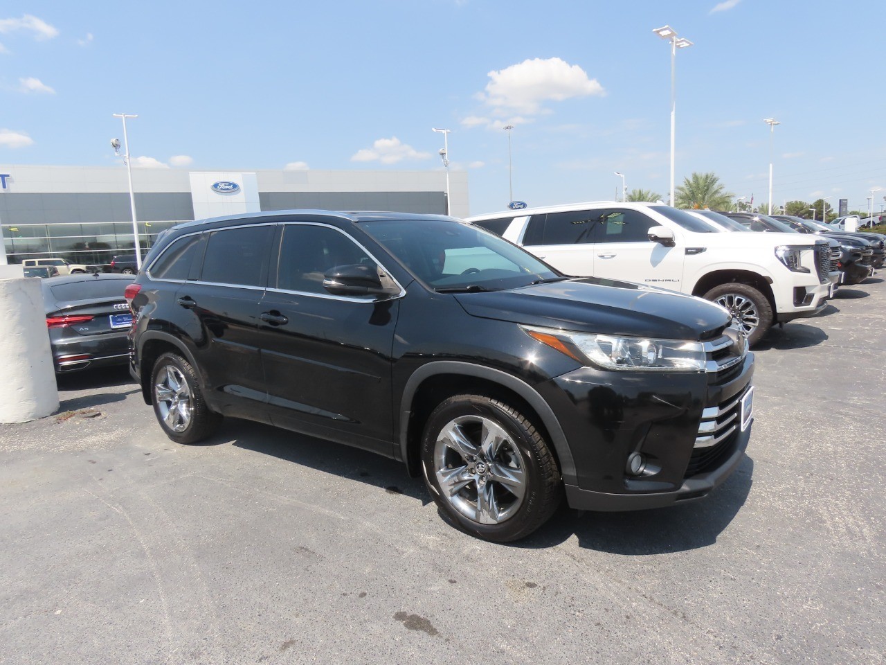 2018 Toyota Highlander photo 7 of 32