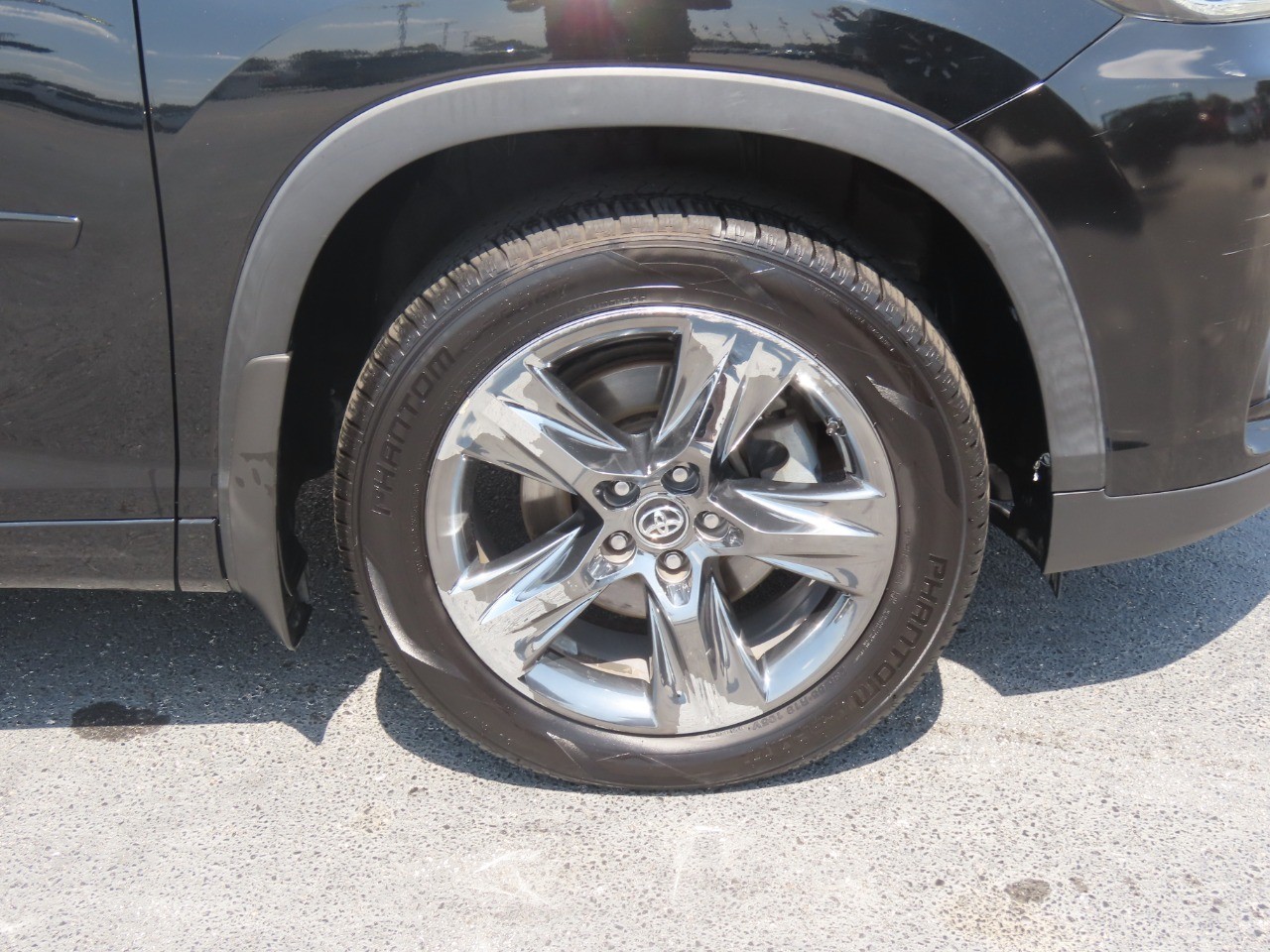 2018 Toyota Highlander photo 9 of 32