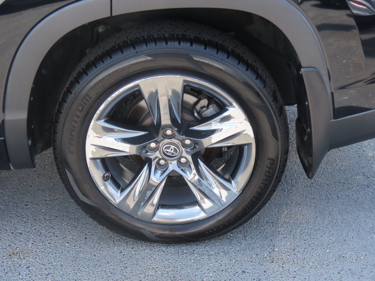 2018 Toyota Highlander photo 16 of 32