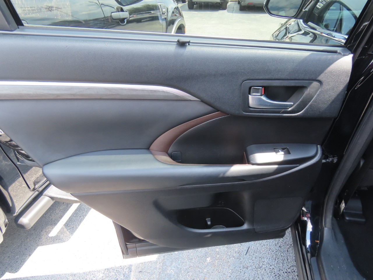 2018 Toyota Highlander photo 18 of 32