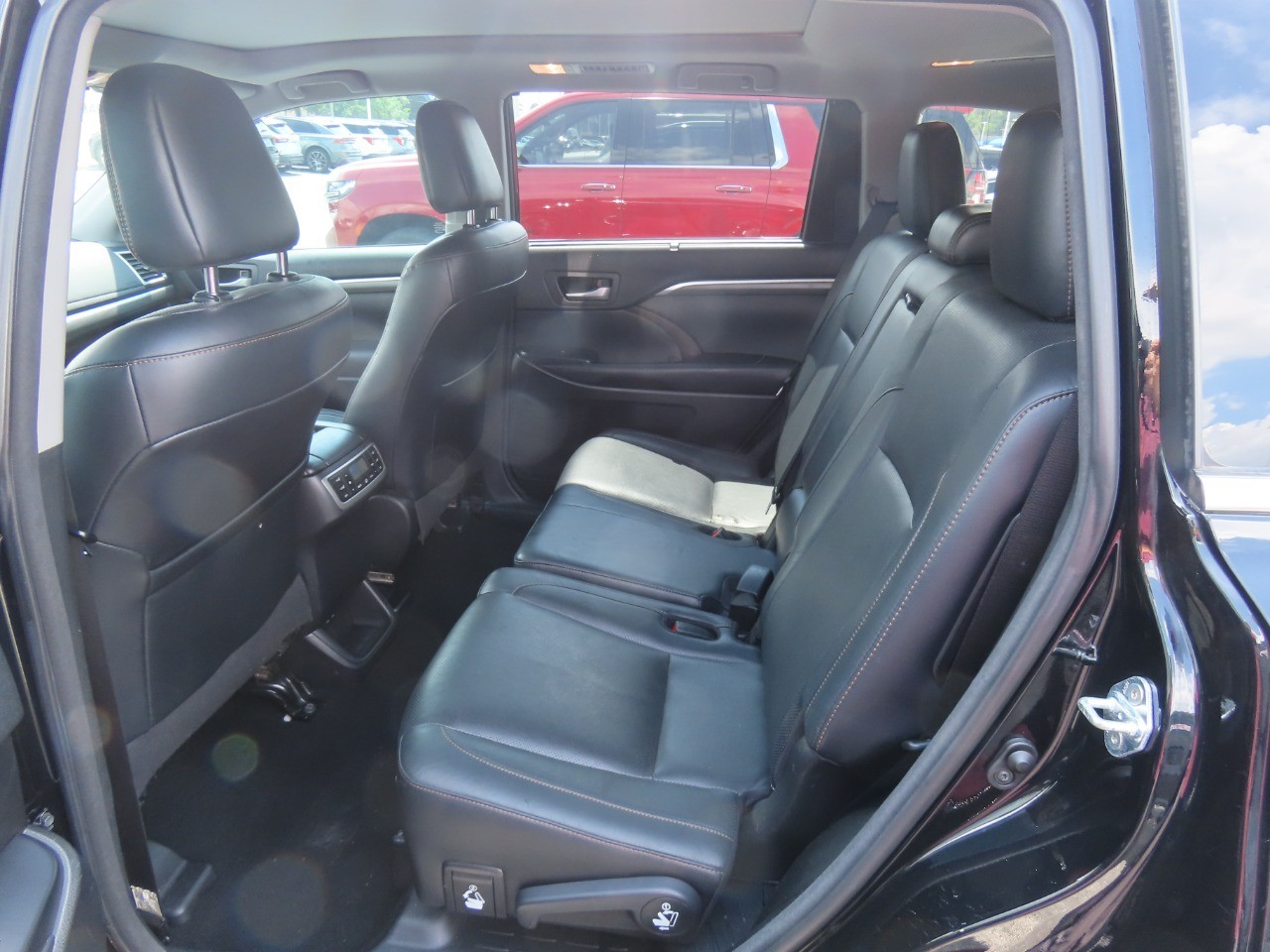 2018 Toyota Highlander photo 19 of 32