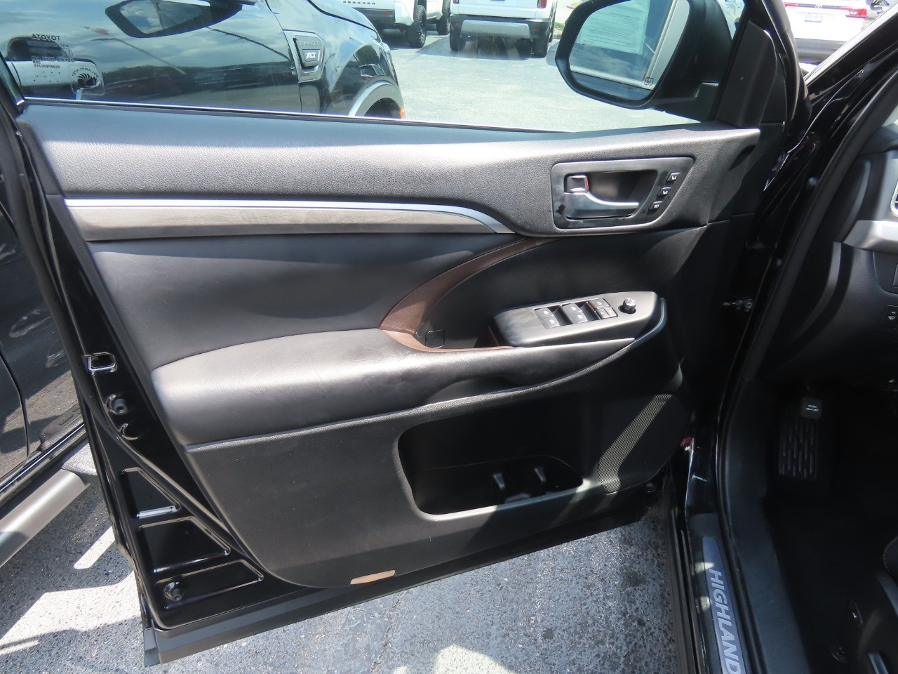 2018 Toyota Highlander photo 24 of 32