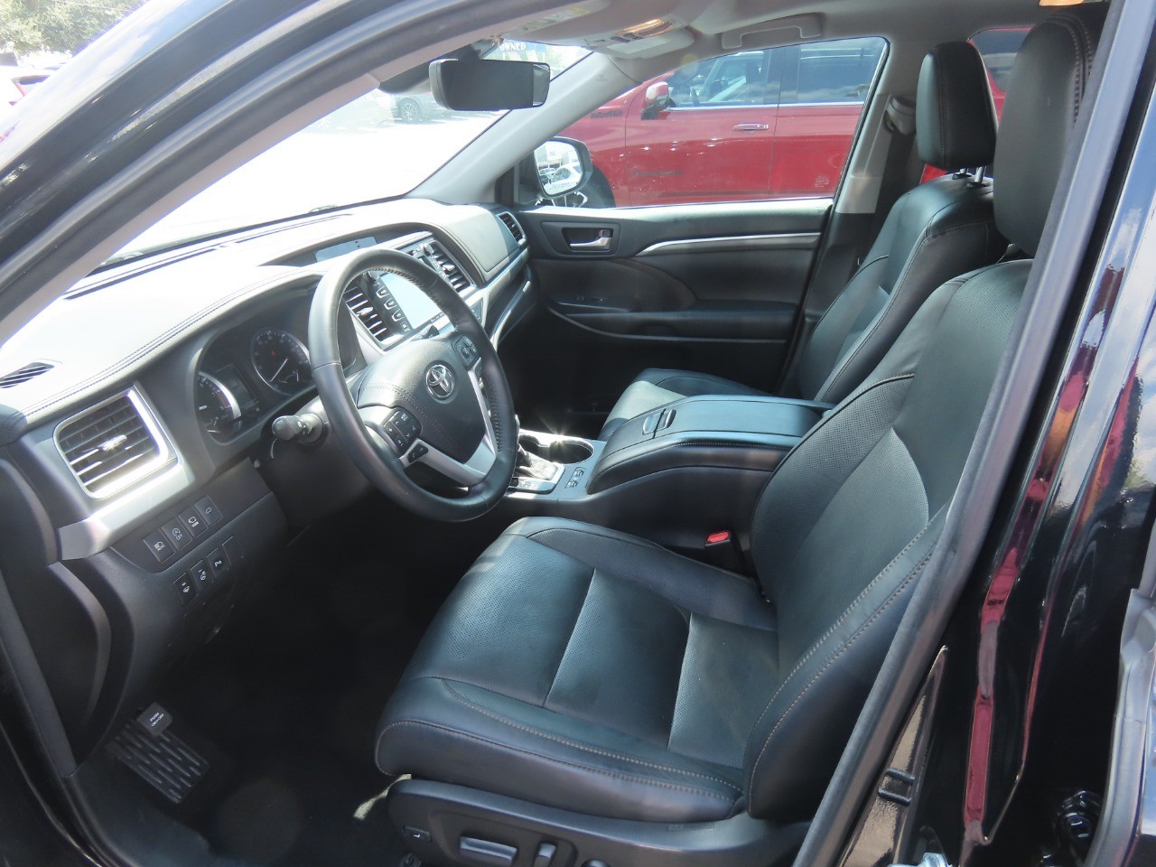 2018 Toyota Highlander photo 25 of 32