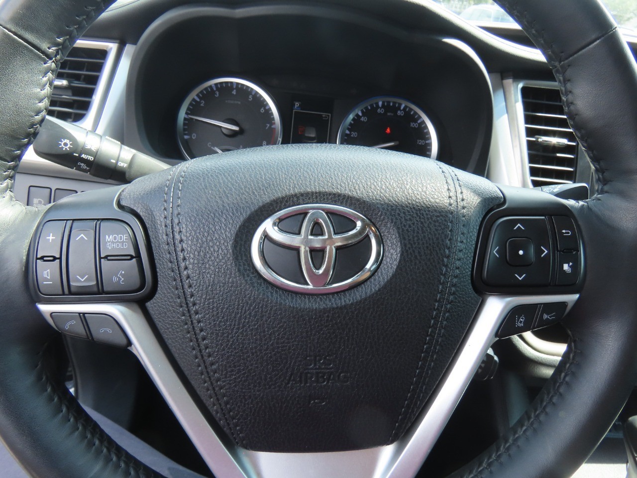 2018 Toyota Highlander photo 27 of 32