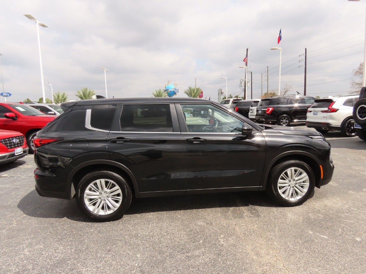 used 2024 Mitsubishi Outlander car, priced at $20,999