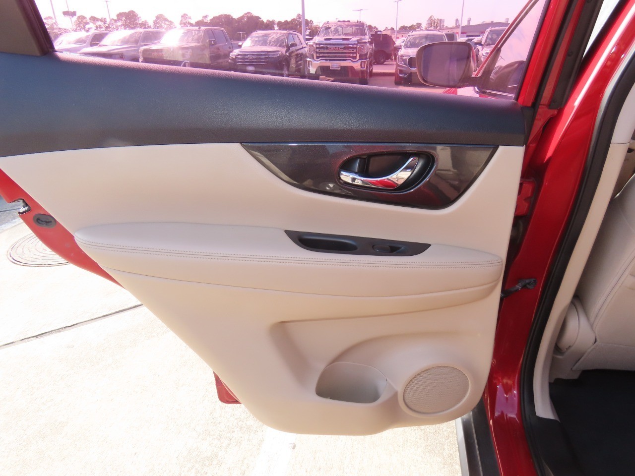 2017 Nissan Rogue photo 18 of 30