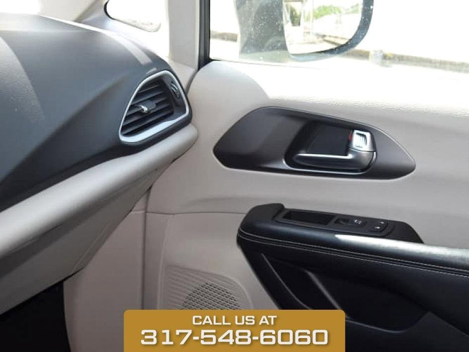 2022 Chrysler Pacifica Touring L photo