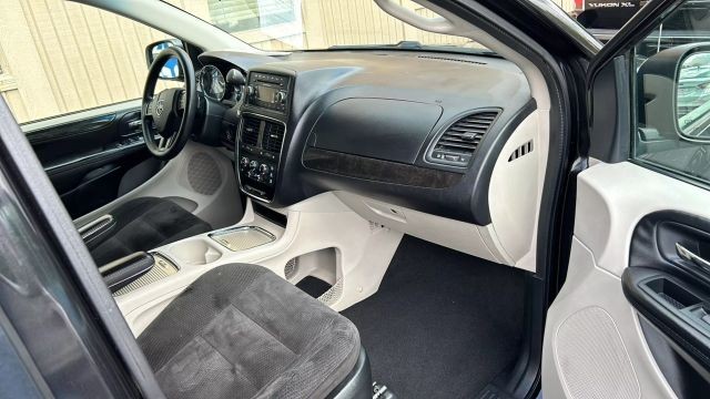 2016 Dodge Grand Caravan SXT Minivan 4D photo