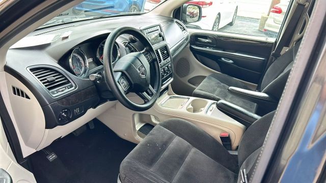 2016 Dodge Grand Caravan SXT Minivan 4D photo