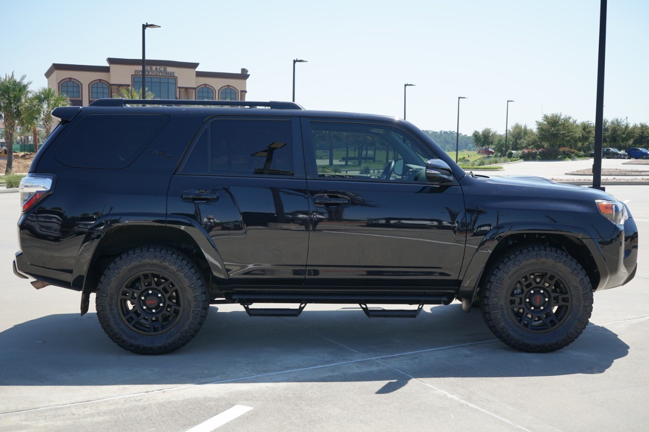 2021 Toyota 4Runner TRD Off Road Premium 4WD (Natl photo