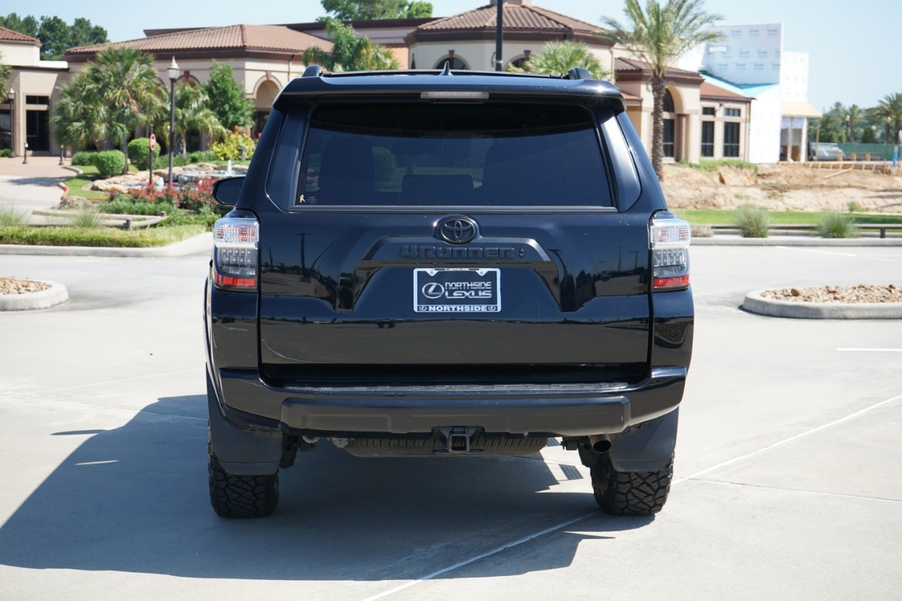 2021 Toyota 4Runner TRD Off Road Premium 4WD (Natl photo