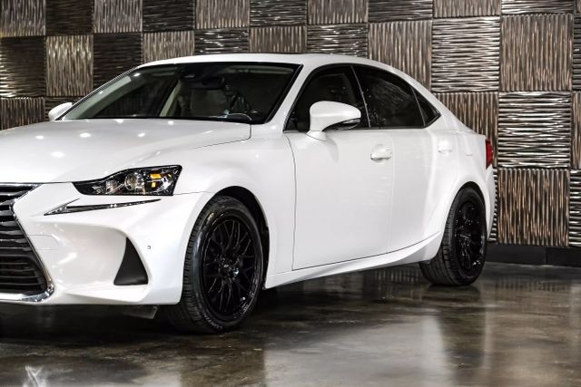 2018 Lexus IS 300 photo