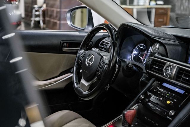 2018 Lexus IS 300 photo