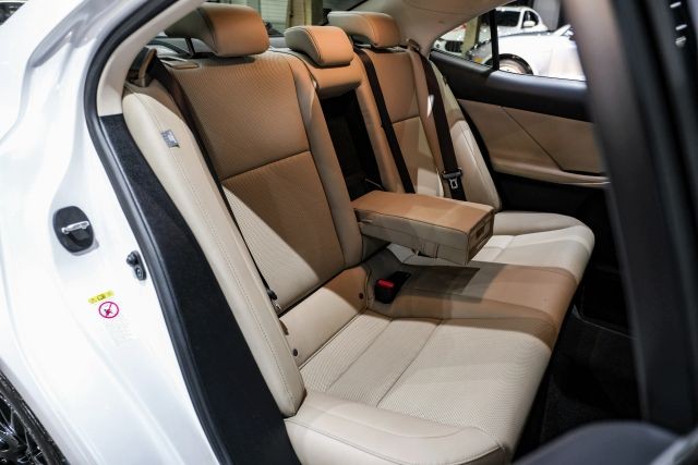 2018 Lexus IS 300 photo
