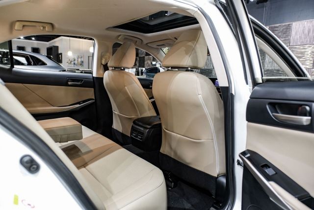 2018 Lexus IS 300 photo