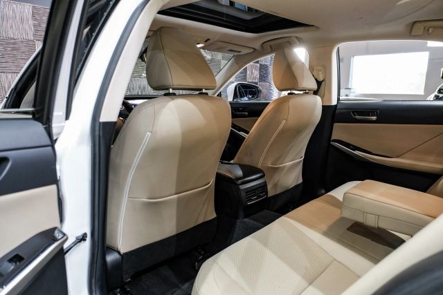 2018 Lexus IS 300 photo
