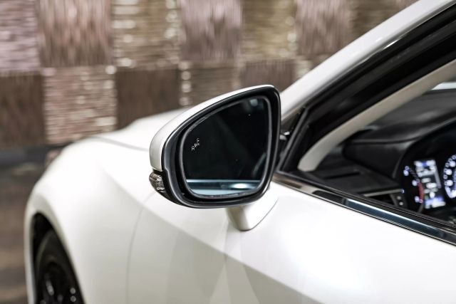 2018 Lexus IS 300 photo