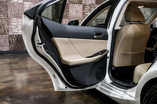 2018 Lexus IS 300 photo