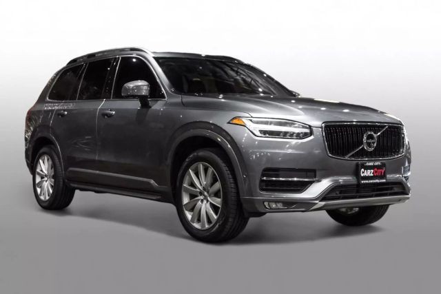2017 Volvo XC90 T6 Momentum Sport Utility 4D photo