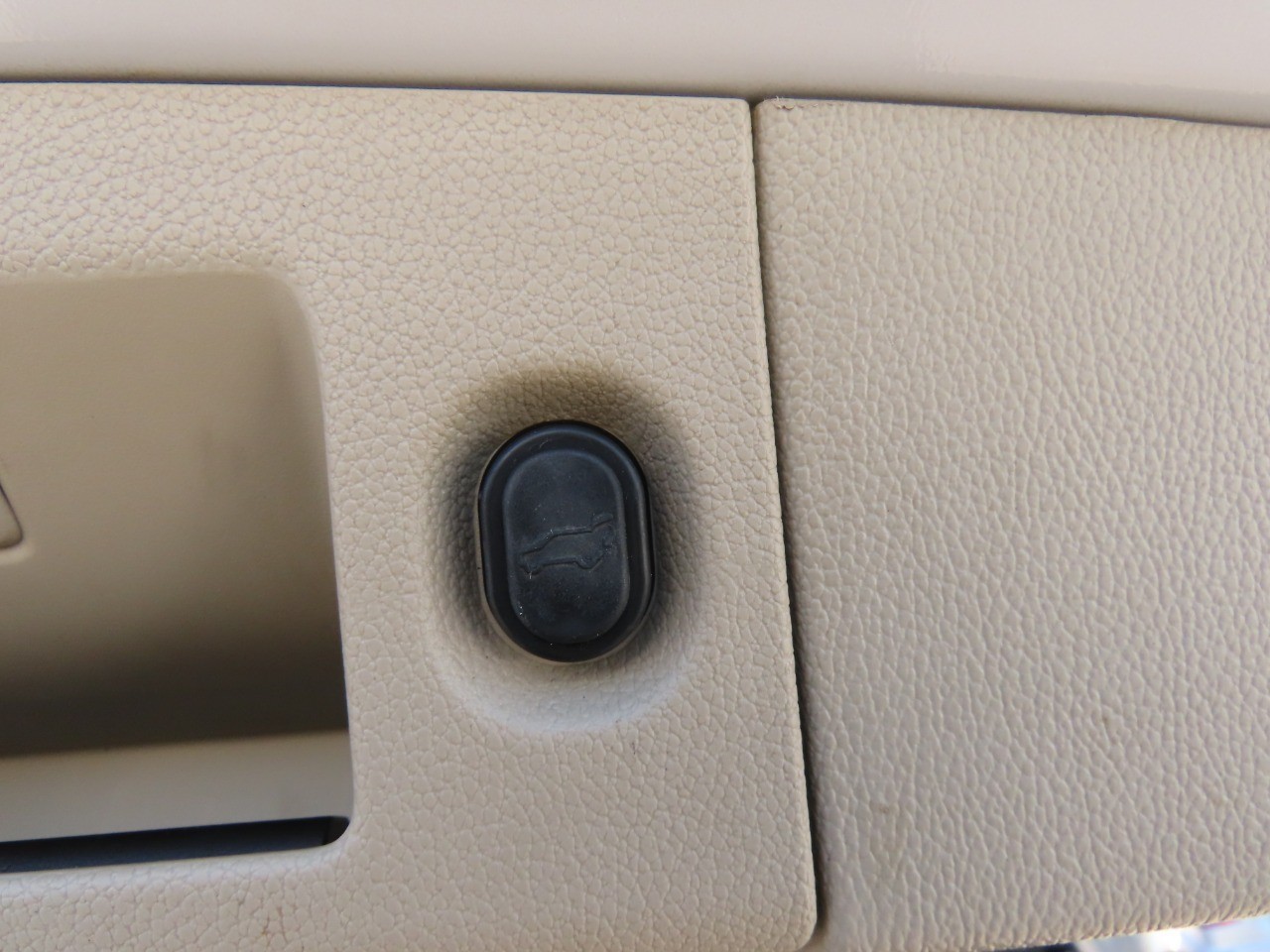 used 2017 Cadillac Escalade ESV car, priced at $15,999