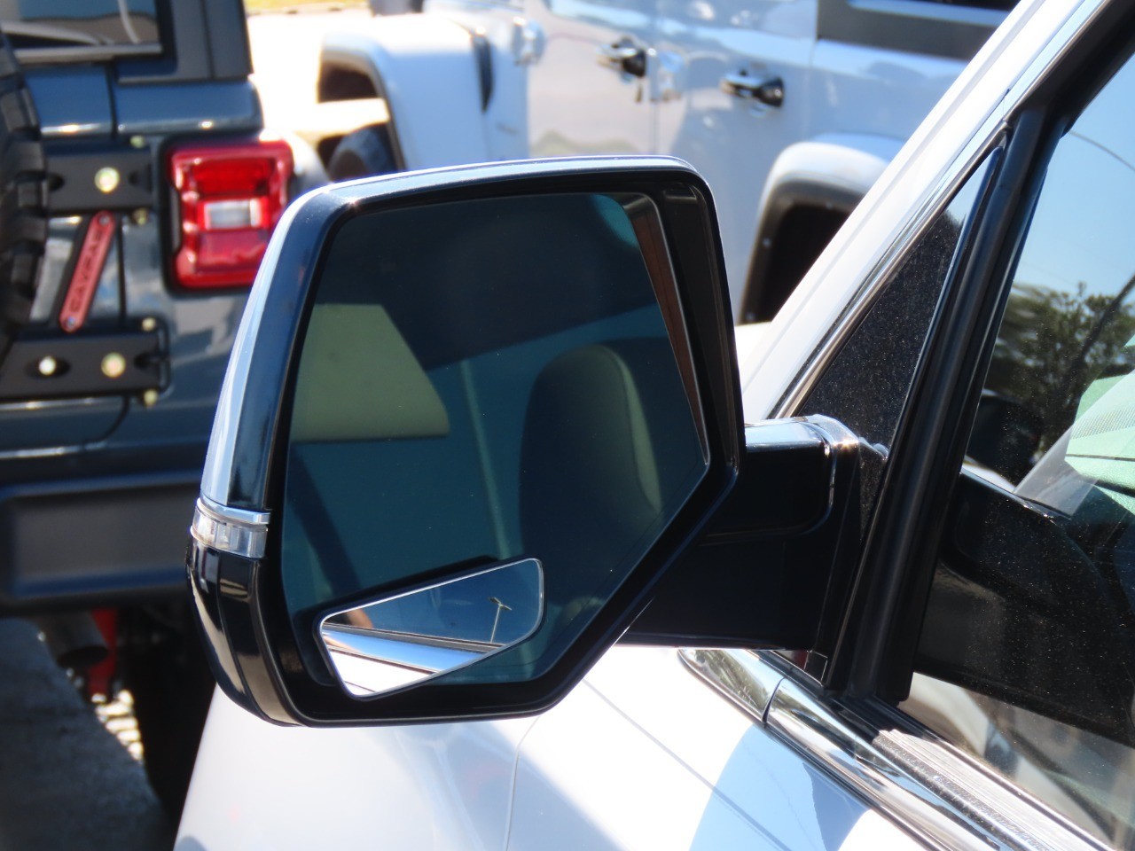 used 2017 Cadillac Escalade ESV car, priced at $15,999