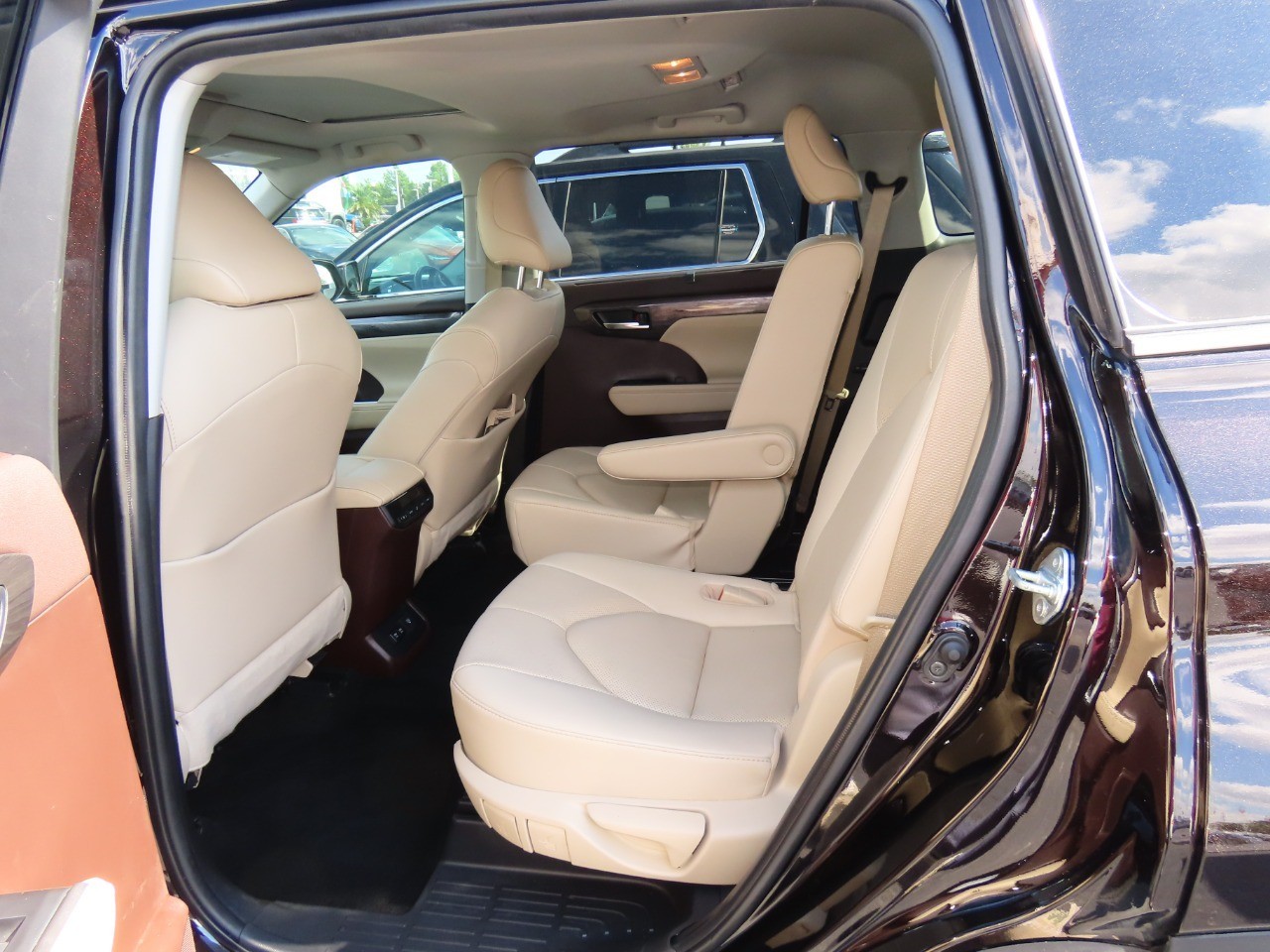used 2020 Toyota Highlander car, priced at $20,999